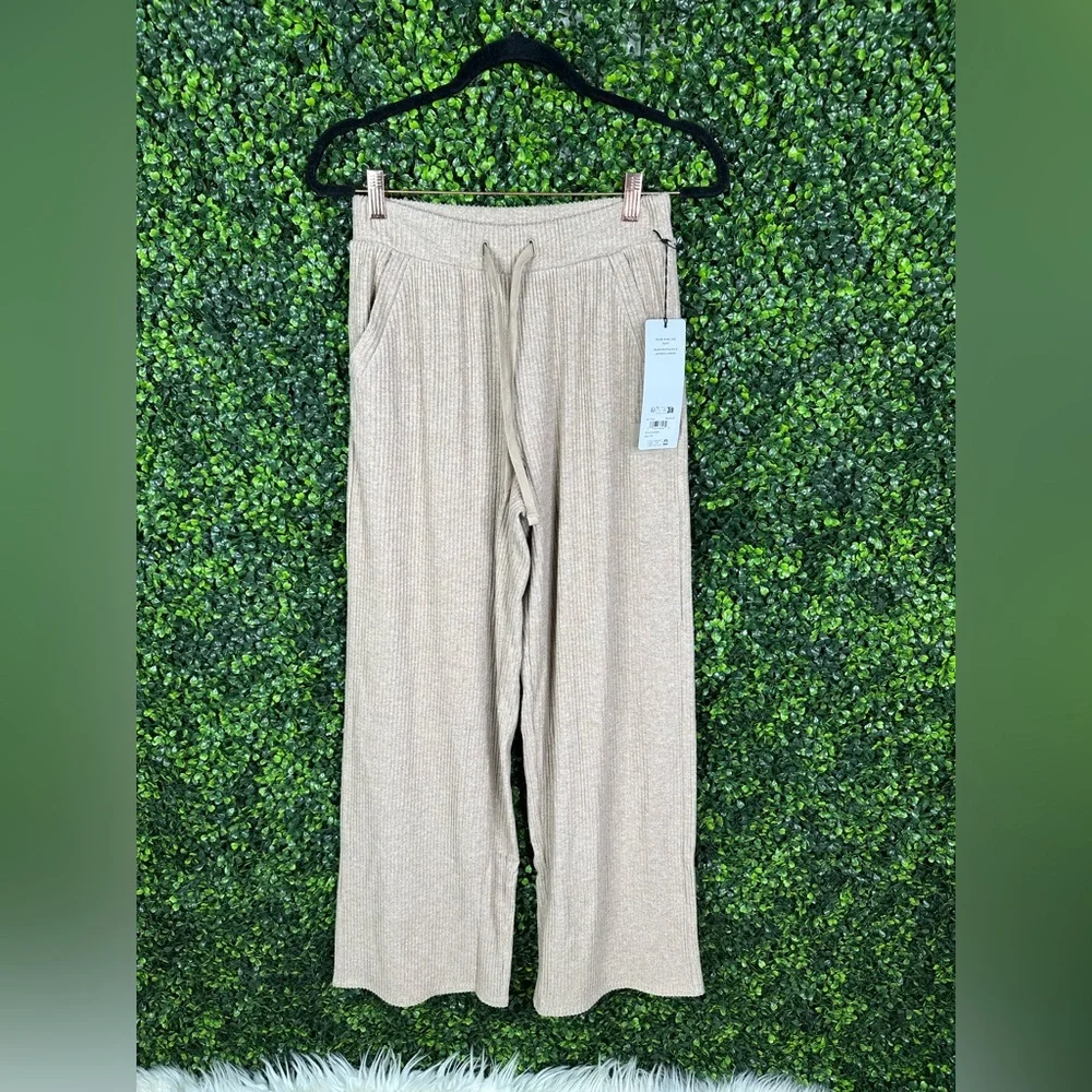 Nwt ALO‎ Yoga Muse wide leg pant